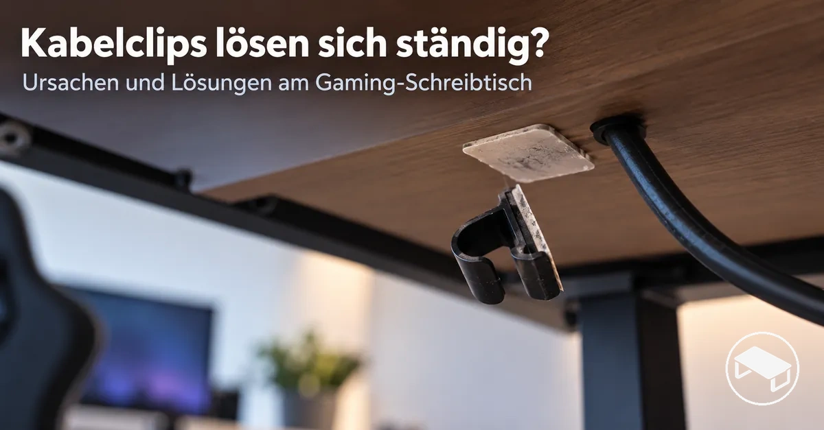 Abgelöster selbstklebender Kabelclip unter einem Gaming-Schreibtisch mit losem Kabel neben der Befestigungsstelle