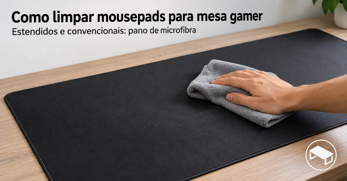 Mouse pad estendido para mesa gamer sendo limpo delicadamente com um pano de microfibra sobre uma superfície plana